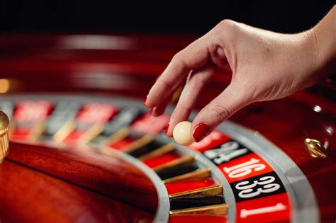 Red and black roulette strategy guide: Tips, tricks, and adv.